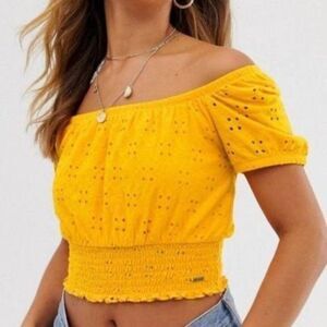 Hollister crop top Yellow size extra Small